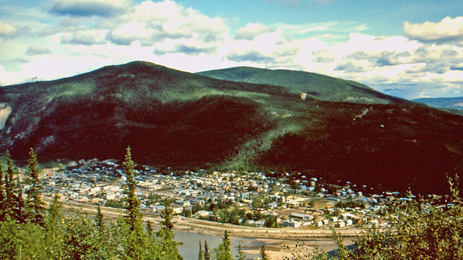 In einer Schleife des Yukon liegt Dawson City